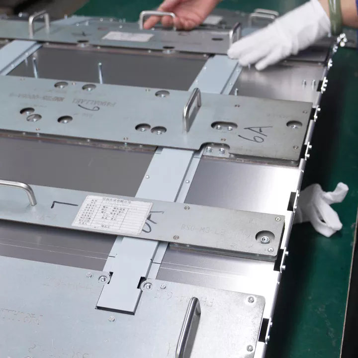 Hvordan kan buet metalplade formes til industrielle anvendelser?