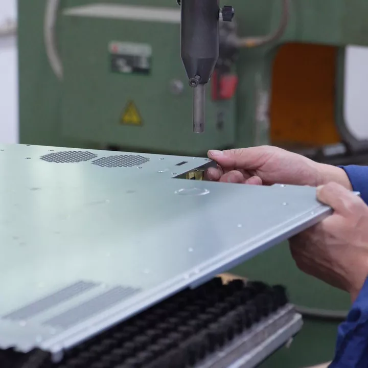 Hvordan påvirker tykkelsen af ​​LCD-skærmens metalplader skærmens vægt og holdbarhed?